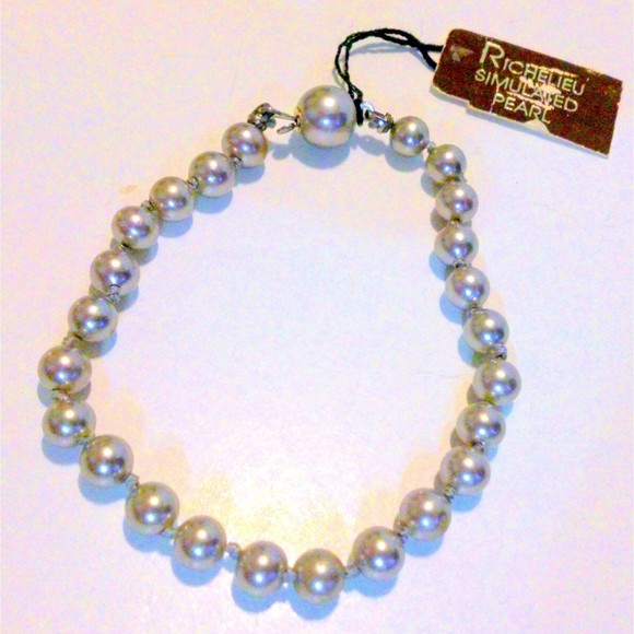 Vintage Richelieu Hand Knotted Faux Gray Pearl Bracelet NOS - Picture 2 of 3